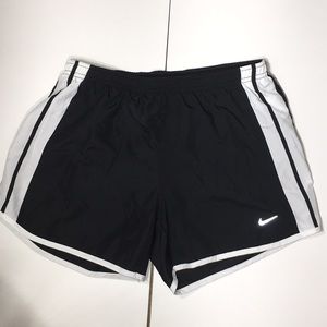 Nike women’s running shorts black/ white
